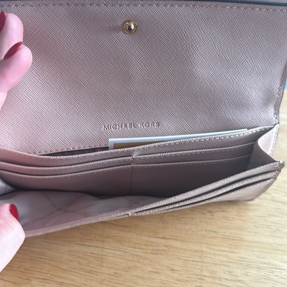 Michael Kors blush envelope, wallet - Picture 4 of 4